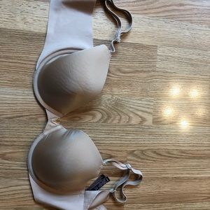 Victoria’s Secret bra size 38D Worn once like new
